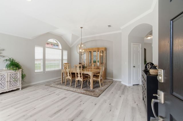 437 Crestview Point Drive, Lewisville, TX 75067