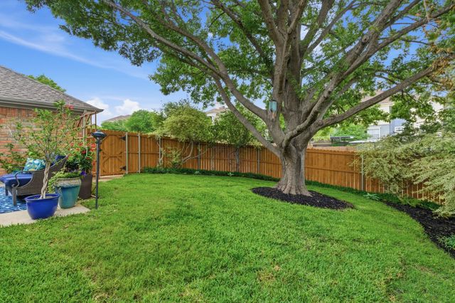 437 Crestview Point Drive, Lewisville, TX 75067