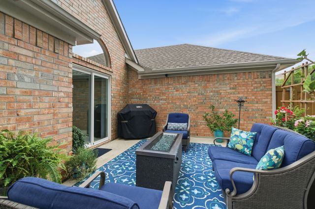 437 Crestview Point Drive, Lewisville, TX 75067