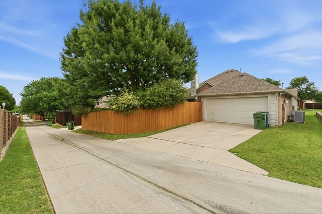 437 Crestview Point Drive, Lewisville, TX 75067
