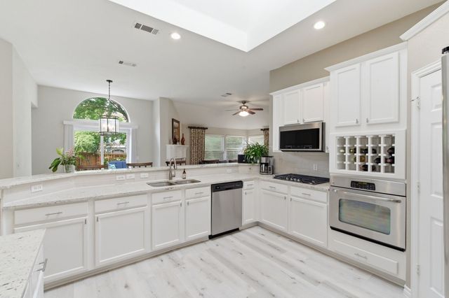 437 Crestview Point Drive, Lewisville, TX 75067