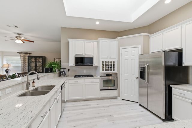 437 Crestview Point Drive, Lewisville, TX 75067