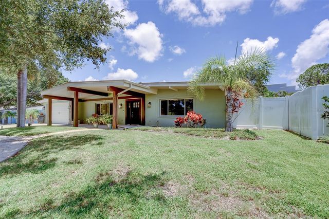 215 GARDEN CIRCLE, Belleair, FL 33756