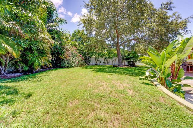 215 GARDEN CIRCLE, Belleair, FL 33756