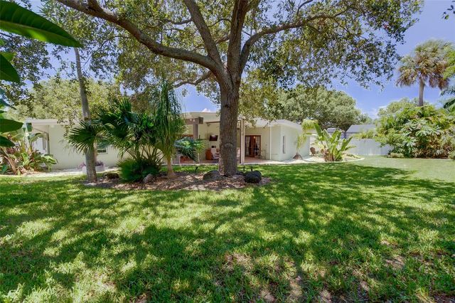 215 GARDEN CIRCLE, Belleair, FL 33756