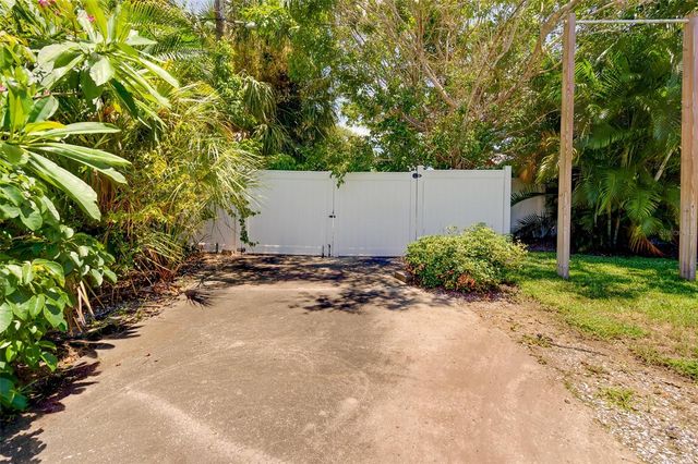 215 GARDEN CIRCLE, Belleair, FL 33756