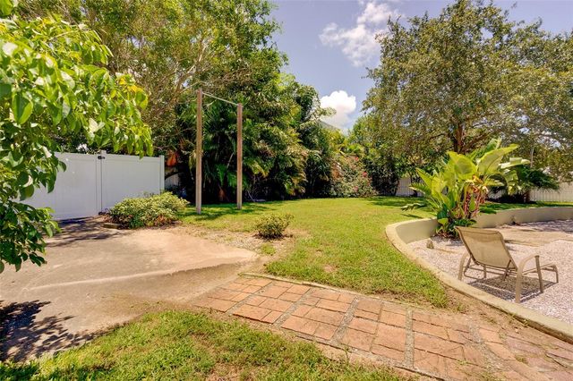 215 GARDEN CIRCLE, Belleair, FL 33756