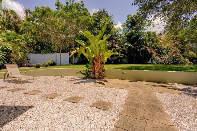 215 GARDEN CIRCLE, Belleair, FL 33756