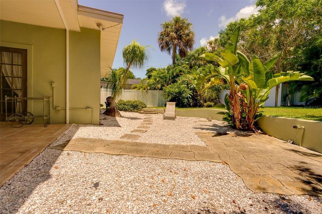 215 GARDEN CIRCLE, Belleair, FL 33756