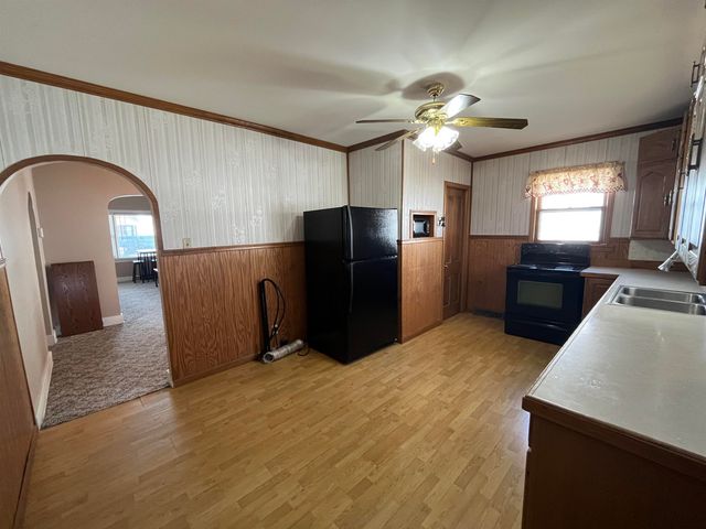 223 S 10th St, Salina, KS 67401