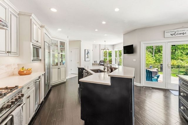 11 Windsor Dr, Foxboro, MA 02035