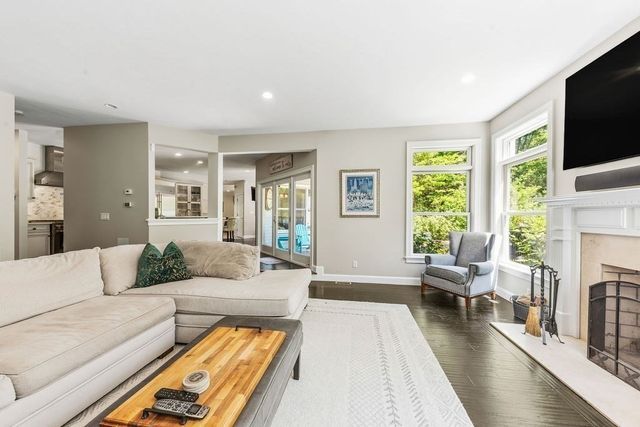 11 Windsor Dr, Foxboro, MA 02035
