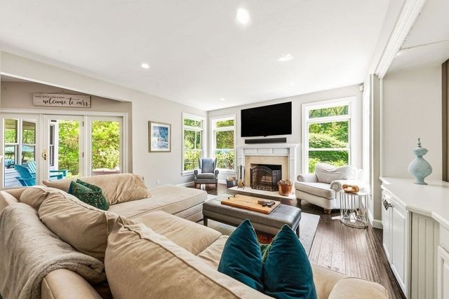 11 Windsor Dr, Foxboro, MA 02035