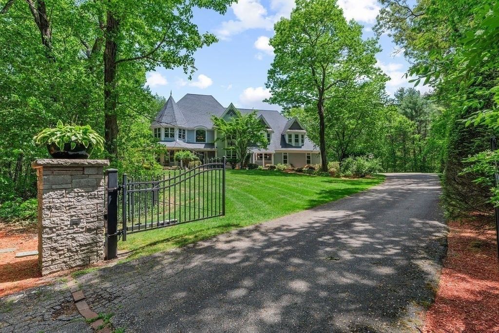 11 Windsor Dr, Foxboro, MA 02035