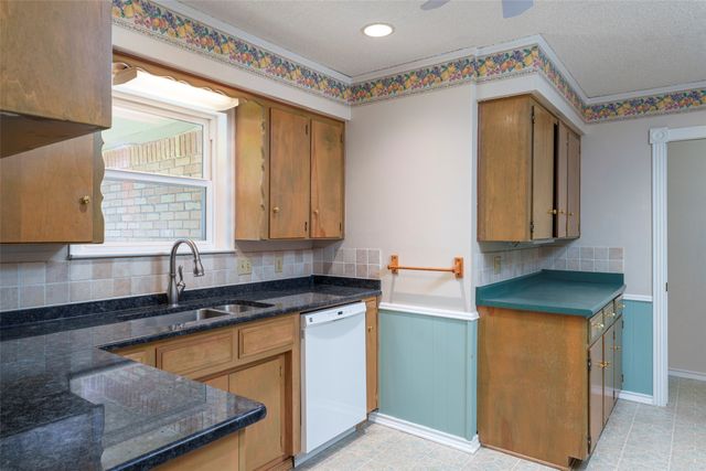 1008 Rocky Canyon Road, Arlington, TX 76012