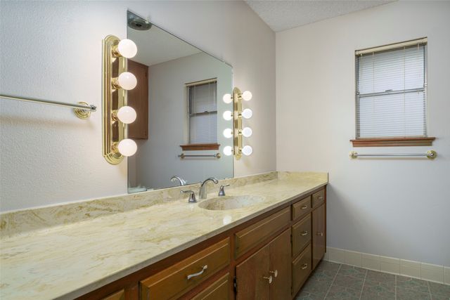 1008 Rocky Canyon Road, Arlington, TX 76012