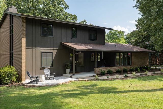 884 N Shrewsbury Lane, Fayetteville, AR 72701