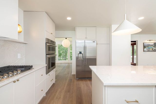 884 N Shrewsbury Lane, Fayetteville, AR 72701