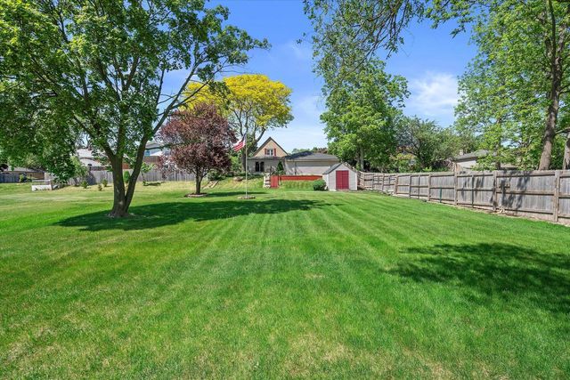 429 E Armour AVENUE, Milwaukee, WI 53207