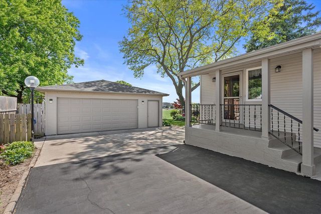 429 E Armour AVENUE, Milwaukee, WI 53207