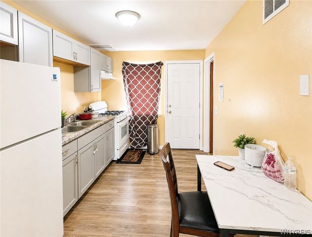 7 Trent Sq, Cheektowaga, NY 14225