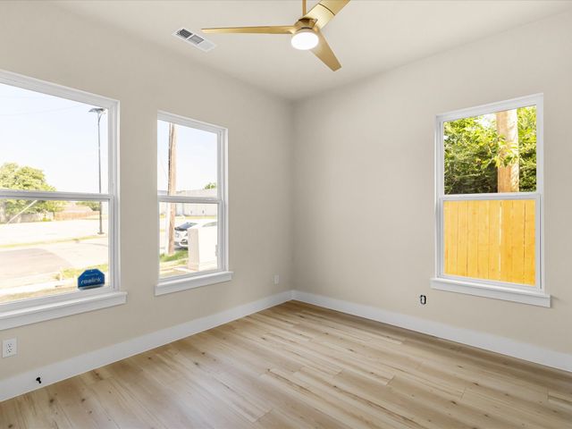 2127 Amanda Avenue, Fort Worth, TX 76105