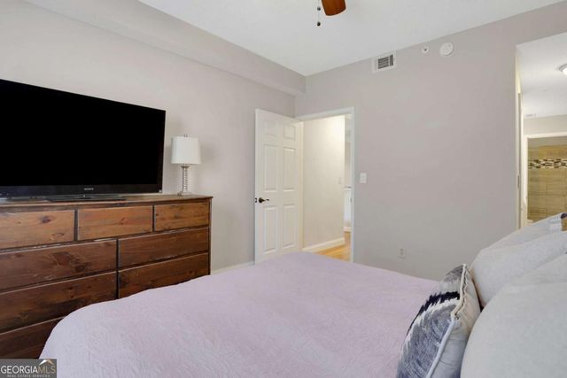 1074 Peachtree Walk NE B414, Atlanta, GA 30309