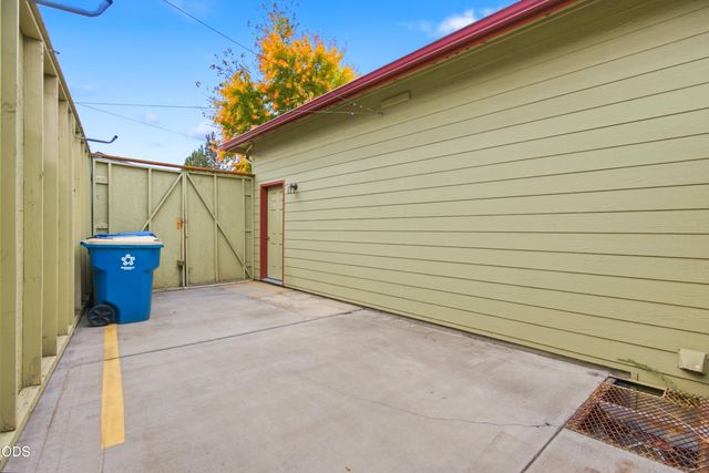 2504 SW 32nd Street, Redmond, OR 97756