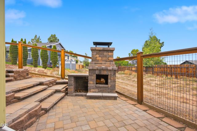2504 SW 32nd Street, Redmond, OR 97756