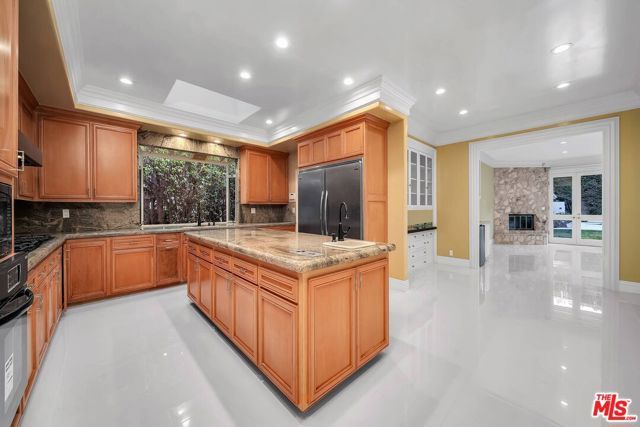 713 FOOTHILL Road, Beverly Hills, CA 90210
