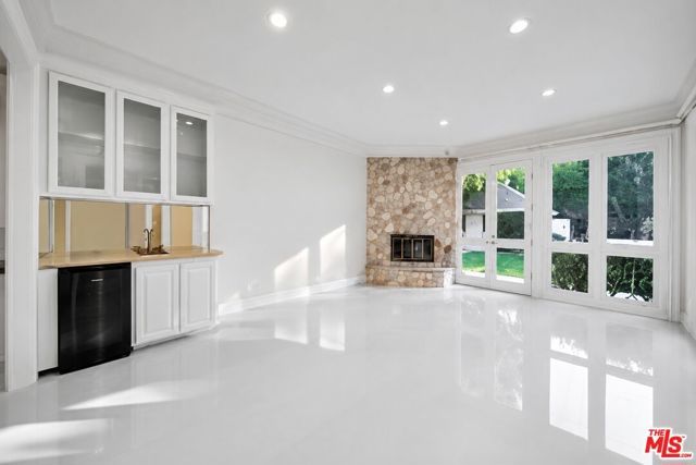 713 FOOTHILL Road, Beverly Hills, CA 90210