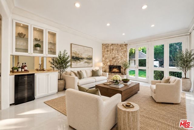 713 FOOTHILL Road, Beverly Hills, CA 90210