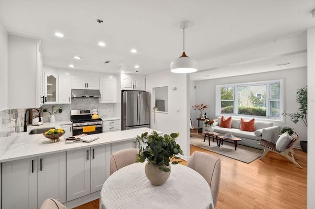 110 Coolidge Hill Rd 2, Watertown, MA 02472