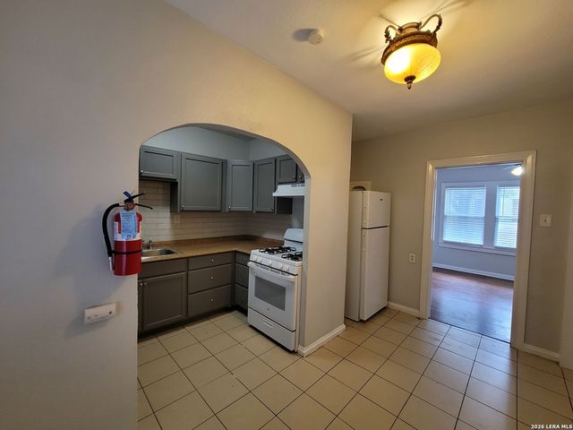 1802 W Gramercy Pl Apt 2, San Antonio, TX 78201