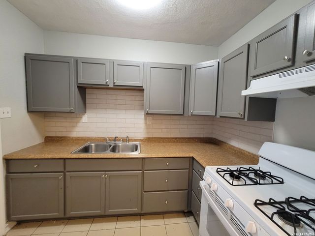 1802 W Gramercy Pl Apt 2, San Antonio, TX 78201