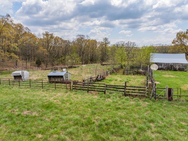 2722 Co Rd 347, Koshkonong, MO 65692