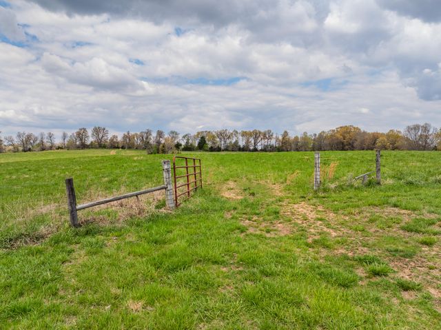 2722 Co Rd 347, Koshkonong, MO 65692