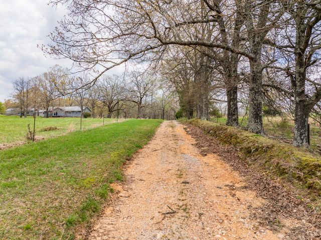 2722 Co Rd 347, Koshkonong, MO 65692