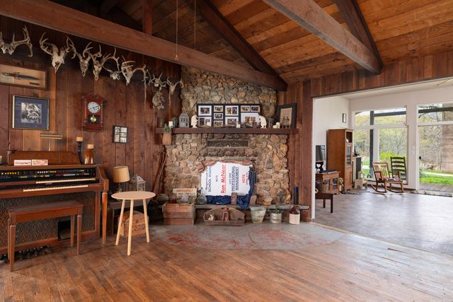 2722 Co Rd 347, Koshkonong, MO 65692