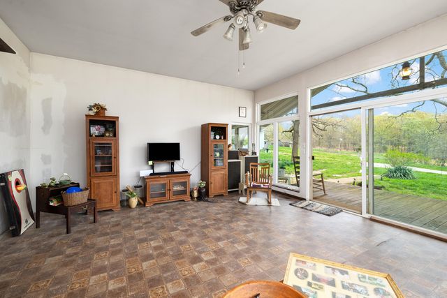 2722 Co Rd 347, Koshkonong, MO 65692