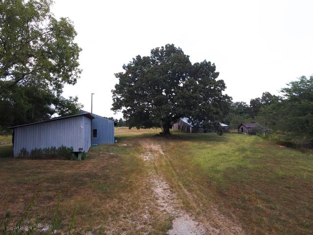 2722 Co Rd 347, Koshkonong, MO 65692