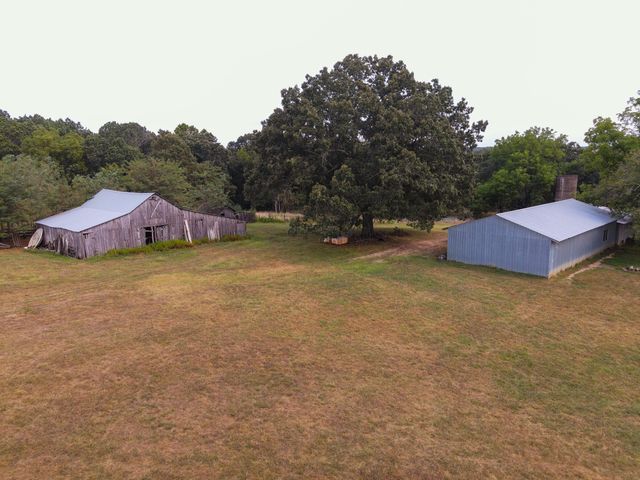 2722 Co Rd 347, Koshkonong, MO 65692