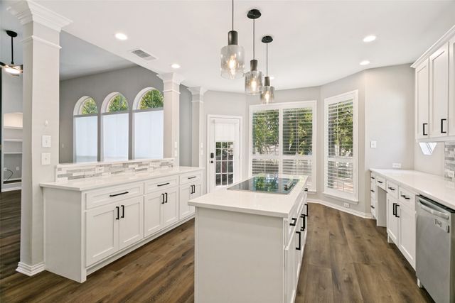 2811 Stonehurst Drive, Grapevine, TX 76051