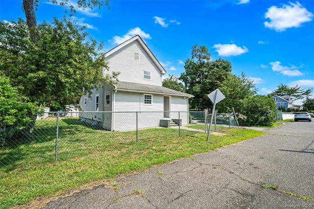 25 William Street, Central Islip, NY 11722