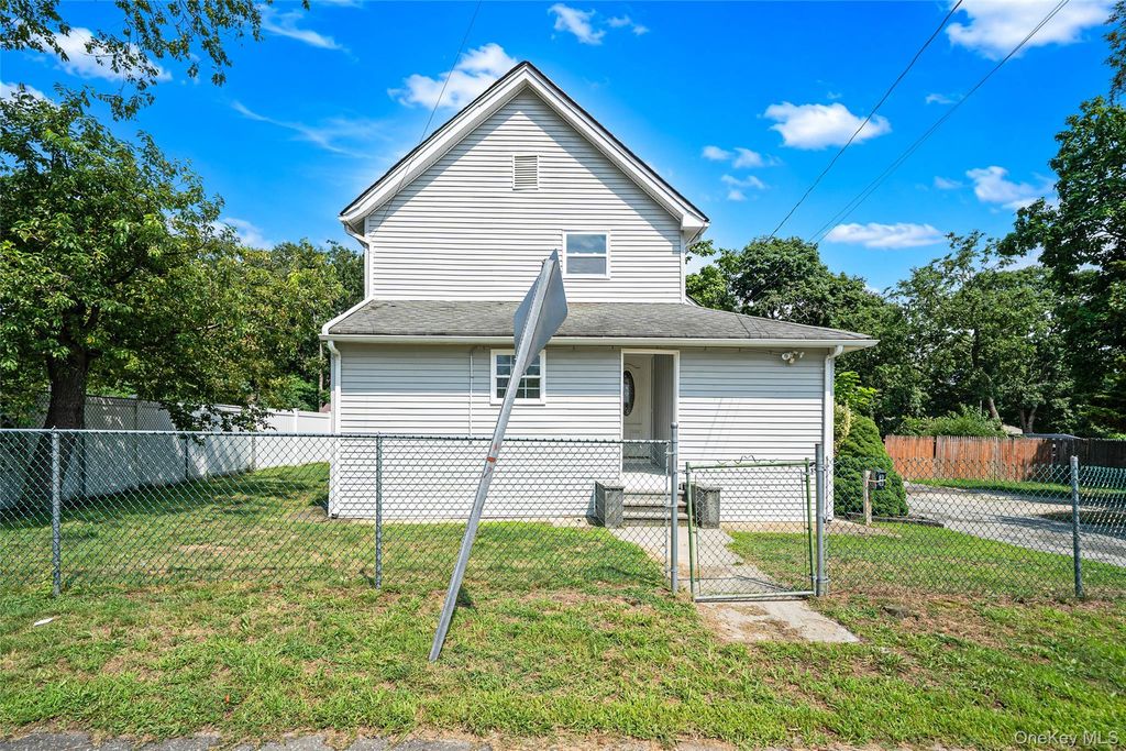 25 William Street, Central Islip, NY 11722