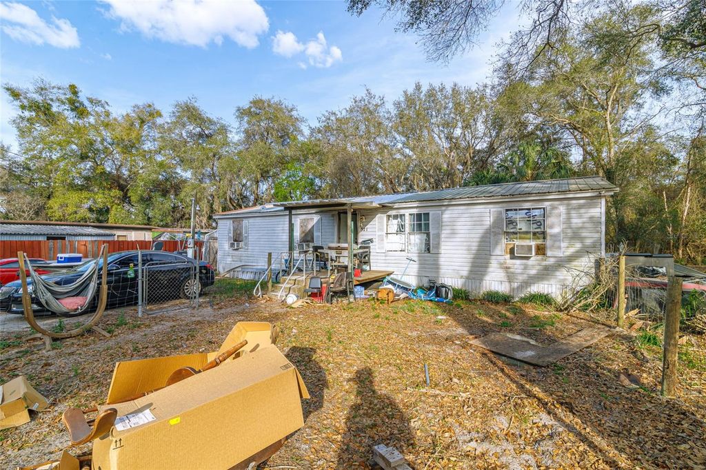 Image 14 of property listing at 521 SE 129TH TERRACE, Silver Springs, FL 34488