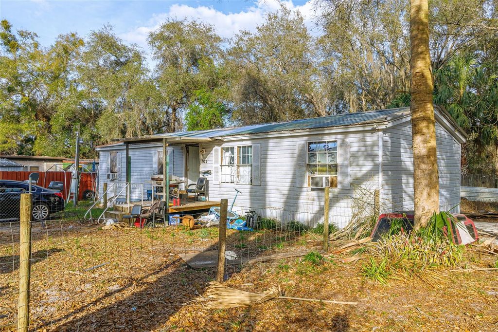 Image 5 of property listing at 521 SE 129TH TERRACE, Silver Springs, FL 34488