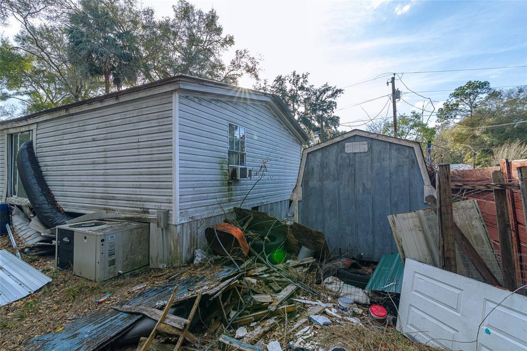 Image 10 of property listing at 521 SE 129TH TERRACE, Silver Springs, FL 34488