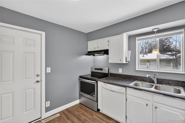 4199 Sheraton Drive, Flint, MI 48532