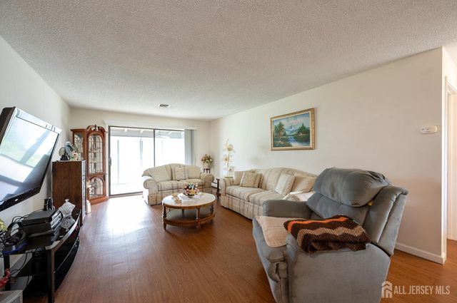 30-C Larch Plaza, Monroe, NJ 08831
